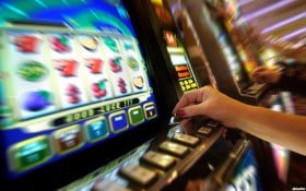 Atlet bulu tangkis Indonesia bertanding dalam pertandingan internasional